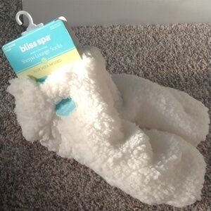 NWT Bliss Spa Aloe Vera Infused Sherpa Socks